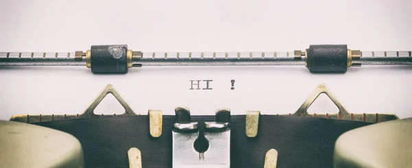 HI palabra en mayúsculas en una hoja de máquina de escribir — Foto de Stock