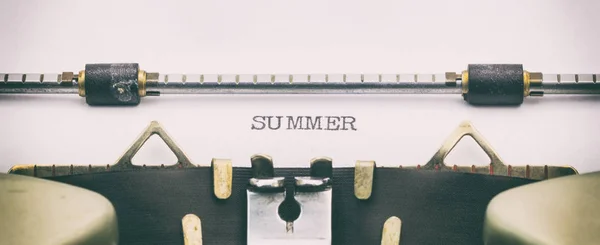 Palabra de verano en letras mayúsculas en hoja blanca — Foto de Stock