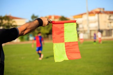 Bayrak sahada futbol (futbol) hakem Yardımcısı