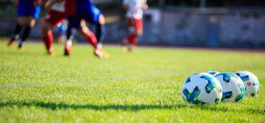Futbol (futbol) topu futbol sahası üzerinde