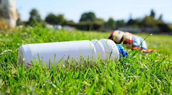 Láhev vody na fotbalovém hřišti — Stock fotografie