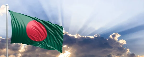 Bangladeş bayrağı mavi gökyüzü. 3D çizim — Stok fotoğraf