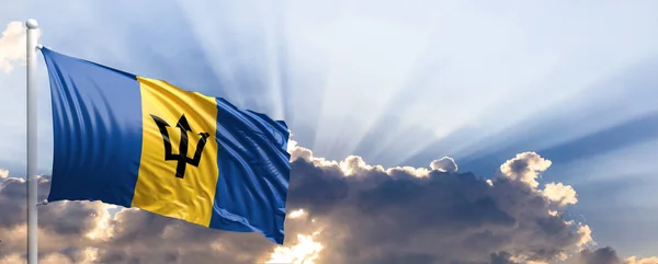 Bandera de Barbados en el cielo azul. ilustración 3d — Foto de Stock