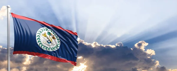 De vlag van Belize op blauwe hemel. 3D illustratie — Stockfoto