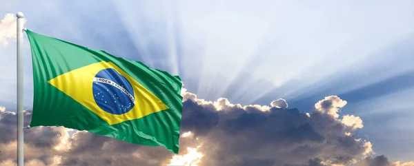 De vlag van Brazilië op blauwe hemel. 3D illustratie — Stockfoto