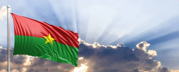Bandera Burkina Faso en el cielo azul. ilustración 3d —  Fotos de Stock