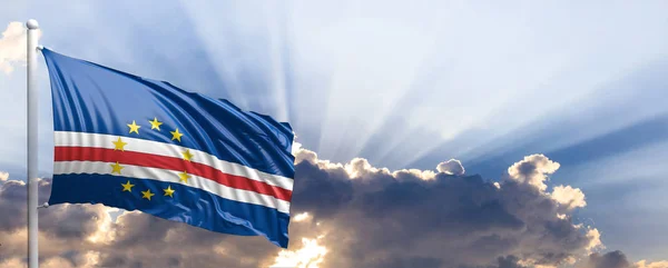 De vlag van Kaapverdië op blauwe hemel. 3D illustratie — Stockfoto
