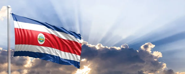 De vlag van Costa Rica op blauwe hemel. 3D illustratie — Stockfoto