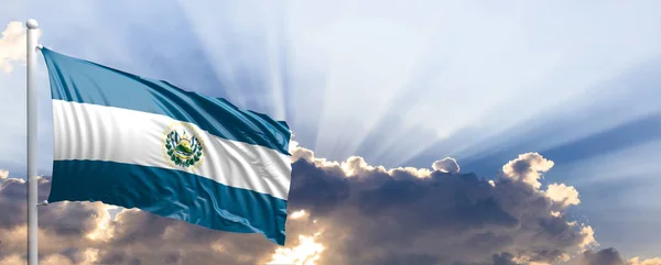 De vlag van El Salvador op blauwe hemel. 3D illustratie — Stockfoto