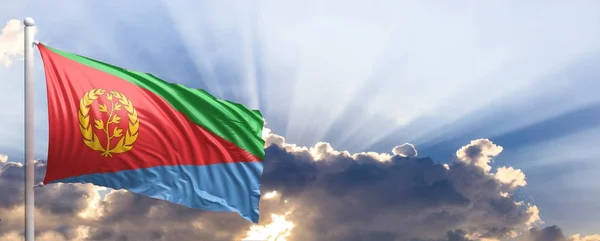 Eritrea-Flagge am blauen Himmel. 3D-Illustration — Stockfoto