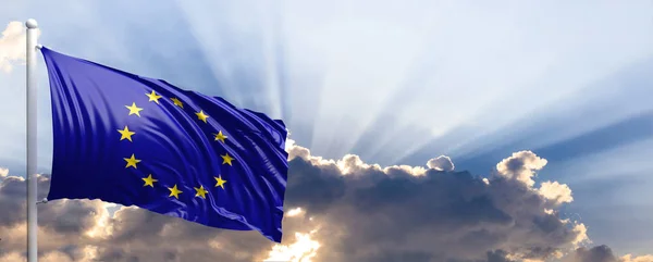 Europas flagga på blå himmel. 3D illustration — Stockfoto