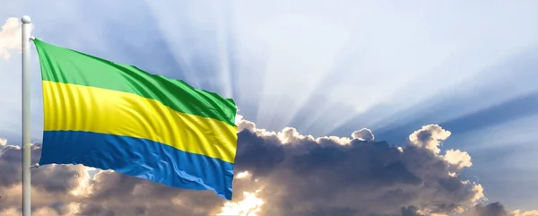De vlag van Gabon op blauwe hemel. 3D illustratie — Stockfoto