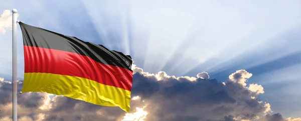 Flaga Niemiec na błękitne niebo. ilustracja 3D — Zdjęcie stockowe