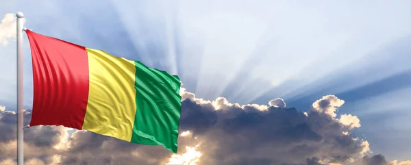 Bandera de Guinea en el cielo azul. ilustración 3d —  Fotos de Stock