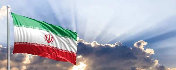 De vlag van Iran op blauwe hemel. 3D illustratie — Stockfoto