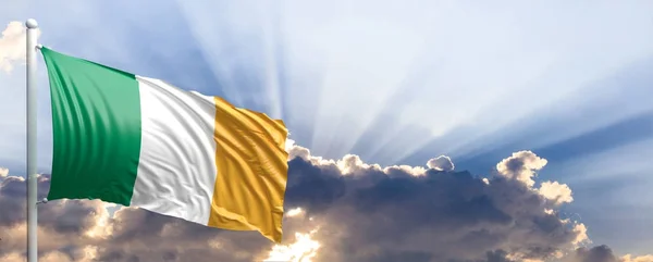 Drapeau irlandais sur ciel bleu. Illustration 3d — Photo