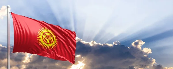 Kyrgyzstan-Flagge am blauen Himmel. 3D-Illustration — Stockfoto