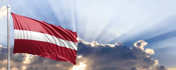 Bandera de Letonia en el cielo azul. ilustración 3d — Foto de Stock