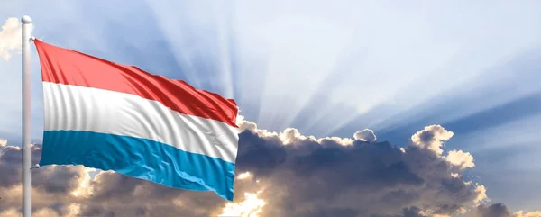 Bandera de Luxemburgo en el cielo azul. ilustración 3d — Foto de Stock