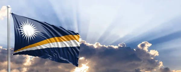 De vlag van de Marshalleilanden op blauwe hemel. 3D illustratie — Stockfoto