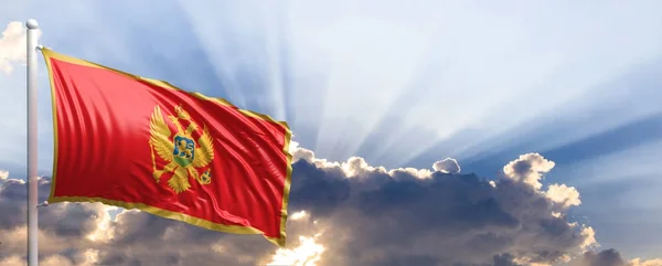 Černá Hora vlajka na modré obloze. 3D obrázek — Stock fotografie