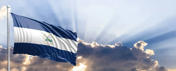 Bandera de Nicaragua en el cielo azul. ilustración 3d —  Fotos de Stock