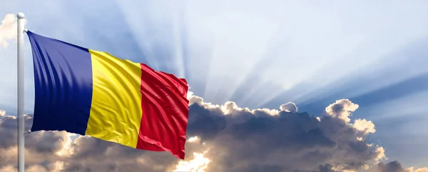 Romania bandiera sul cielo blu. Illustrazione 3d — Foto Stock