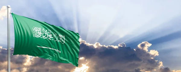 De vlag van Saoedi-Arabië op blauwe hemel. 3D illustratie — Stockfoto