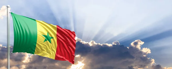 Bandera de Senegal en el cielo azul. ilustración 3d —  Fotos de Stock