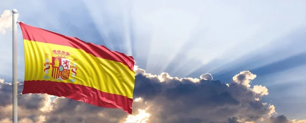 De vlag van Spanje op blauwe hemel. 3D illustratie — Stockfoto