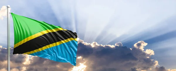 Flaga Tanzanii na błękitne niebo. ilustracja 3D — Zdjęcie stockowe