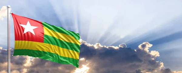 Togo Flagge auf blauem Himmel. 3D-Illustration — Stockfoto