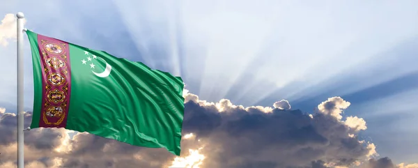 De vlag van Turkmenistan op blauwe hemel. 3D illustratie — Stockfoto