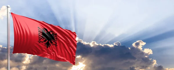 Albanien-Flagge am blauen Himmel. 3D-Illustration — Stockfoto