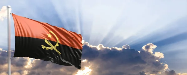 Флаг Анголы на голубом небе. 3d иллюстрация — стоковое фото