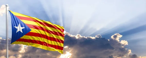 Catalogne agitant le drapeau sur le ciel bleu. Illustration 3d — Photo