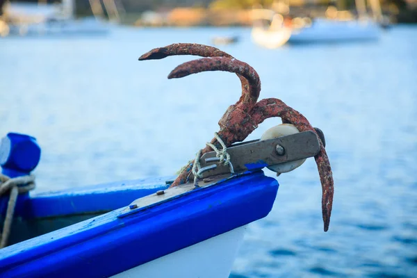 Een roestige anker op een traditionele vissersboot. — Stockfoto