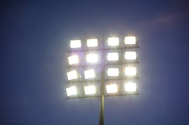 Stadyum ışıkları gökyüzü arka plan üzerinde kule