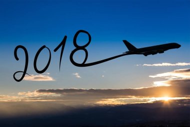 Yeni yıl 2018 uçakla havada güneş doğarken çizim.