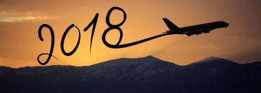 Yeni yıl 2018 uçakla havada güneş doğarken çizim.