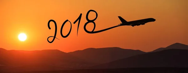 Año nuevo 2018 dibujo en avión en el aire al amanecer — Foto de Stock