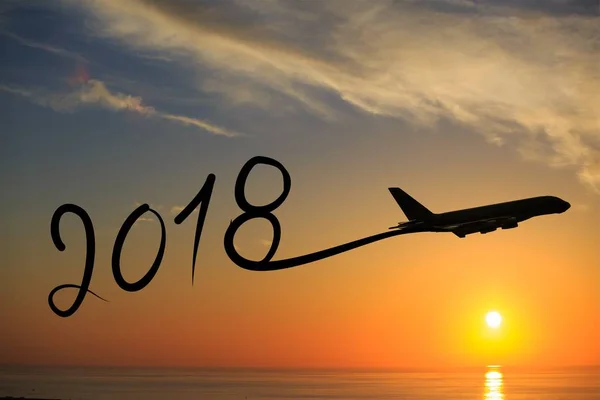 Neujahrsziehung 2018 mit dem Flugzeug bei Sonnenaufgang in der Luft — Stockfoto