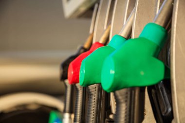 Servis istasyonunda yakıt pompaları.