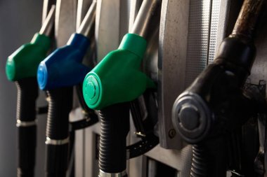 Servis istasyonunda yakıt pompaları.
