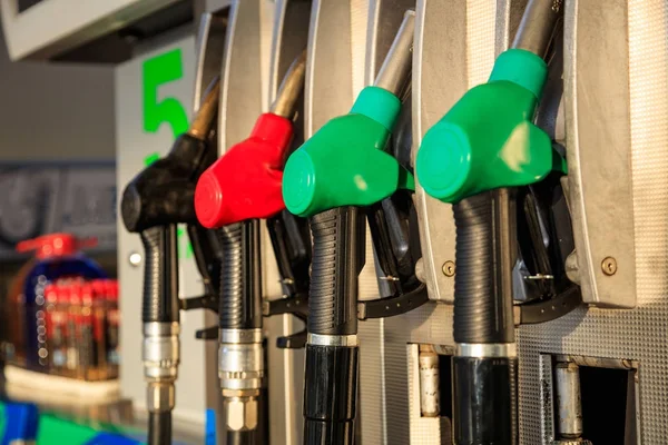 Bränslepumpar på bensinstationen. — Stockfoto