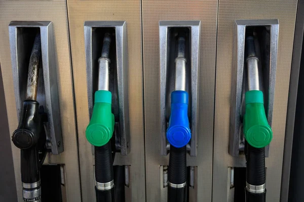 Pompe di benzina presso la stazione di servizio . — Foto Stock