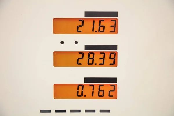 Benzinpreisschild an der Tankstelle. — Stockfoto