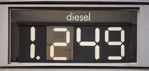 Segnale di prezzo diesel presso la stazione di servizio . — Foto Stock