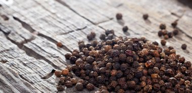 Karabiber ahşap bir masa, kopya alanı üzerinde bir yığın