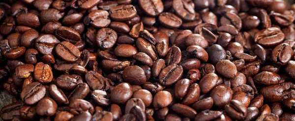 Roasted coffee beans background. Closeup view and details. — Stock Photo, Image
